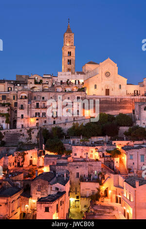 Mittelalterliche Altstadt in der Dämmerung, Sassi di Matera, an der Rückseite der Kathedrale, Kulturhauptstadt 2019, Provinz von Matera, Basilikata Stockfoto