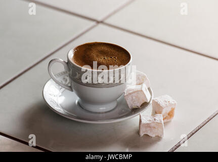 Türkischer Kaffee und Turkish Delight - auf Keramik Stockfoto