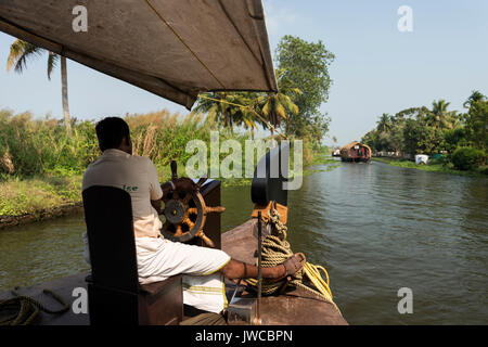 Bootsmann auf kettuvallam, Hausboot, Backwaters in der Nähe von Alappuzha, Malabar Küste, Kerala, Indien Stockfoto