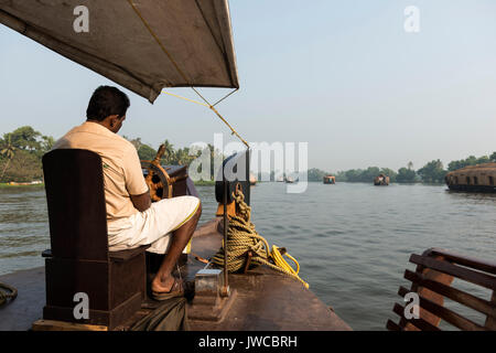 Bootsmann auf kettuvallam, Hausboot, Backwaters in der Nähe von Alappuzha, Malabar Küste, Kerala, Indien Stockfoto