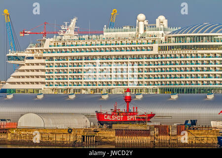 Calshot Spit Feuerschiff und Kreuzfahrtschiff, Southampton, Großbritannien Stockfoto