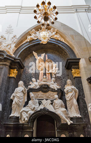 Krakau, Polen - 12. JANUAR 2017: Kathedrale auf dem Wawel oder die Königliche Archcathedral Basilika des heiligen Stanislaus und Wenzel auf dem Wawel-hügel Kapelle in Stockfoto