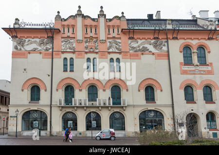 Krakau, Polen - 14 Januar, 2017: Unbekannte Leute vor Helena Modrzejewska Alten Theater auf dem Szczepanski-platz in der Altstadt entfernt. Stockfoto