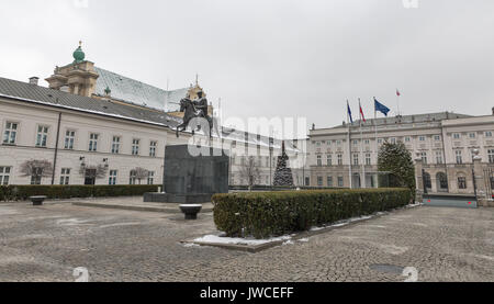 Warschau, Polen - 16 Januar, 2017: Reiterstandbild von Fürst Józef Poniatowski vor dem Präsidentenpalast. Warschau ist die Hauptstadt und größte ci Stockfoto