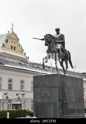 Warschau, Polen - 16 Januar, 2017: Reiterstandbild von Fürst Józef Poniatowski vor dem Präsidentenpalast. Warschau ist die Hauptstadt und größte ci Stockfoto