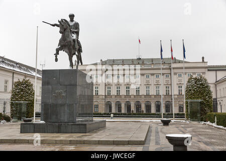 Warschau, Polen - 16 Januar, 2017: Reiterstandbild von Fürst Józef Poniatowski vor dem Präsidentenpalast. Warschau ist die Hauptstadt und größte ci Stockfoto