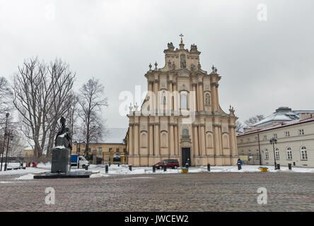 Warschau, Polen - 16 Januar, 2017: unbekannte Menschen zu Fuß entlang winter Rokoko Visitationist Kirche und Kardinal Stefan Wyszynski Denkmal. Warschau ist Stockfoto