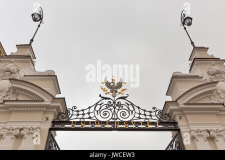 Warschau, Polen - 16 Januar, 2017: Haupteingang der Universität Warschau in der Krakowskie Przedmiescie Straße Nahaufnahme. Warschau ist die Hauptstadt und größte Stadt von Stockfoto