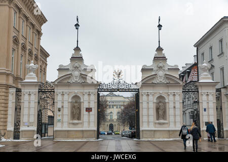 Warschau, Polen - 16 Januar, 2017: Unbekannter Schüler besuchen an der Universität Warschau Krakowskie Przedmiescie oder Krakau vorort Straße. Warschau ich Stockfoto