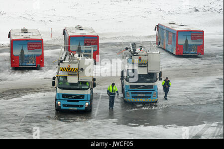 BORYSPIL UKRAINE - Februar 08, 2015: Arbeitnehmer mit entfrosterschalter service Autos und Omnibusse im Winter Boryspil International Airport, Gebiete larges Stockfoto