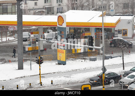 SOFIA, Bulgarien - 09 Januar, 2015: Schneesturm auf der Straße mit Shell Tankstelle. Royal Dutch Shell plc, die gemeinhin als Shell bezeichnet, ist ein Niederländischer mu Stockfoto