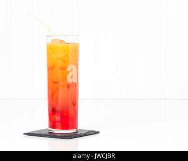 Tropischen Cocktail als Tequila Sunrise in einem hohen Glas bekannt. Stockfoto