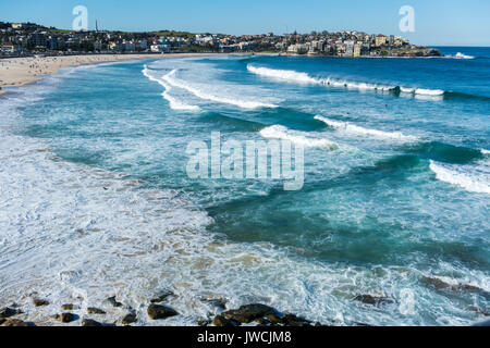 Wellen auf der legendären Bondi Beach, Sydney, Australien. Türkisfarbenes Wasser und blauer Himmel. Stockfoto