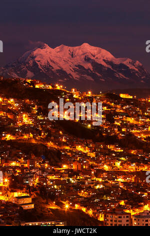 Letztes Licht auf Illimani (6438 m/21,122 ft), und die Lichter von La Paz, Bolivien, Südamerika Stockfoto