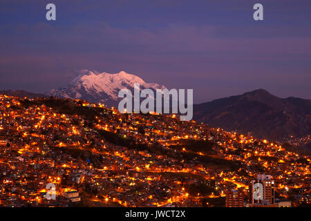 Letztes Licht auf Illimani (6438 m/21,122 ft), und die Lichter von La Paz, Bolivien, Südamerika Stockfoto