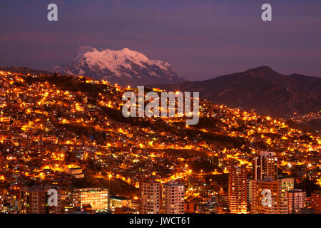 Letztes Licht auf Illimani (6438 m/21,122 ft), und die Lichter von La Paz, Bolivien, Südamerika Stockfoto