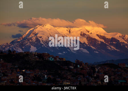 Sonnenuntergang auf Illimani (6438 m/21,122 ft), La Paz, Bolivien, Südamerika Stockfoto