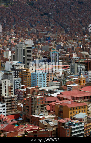 Stadtzentrum und Backsteinhäuser an steilen Hängen, vom Mirador Killi Killi, La Paz, Bolivien, Südamerika gesehen Stockfoto