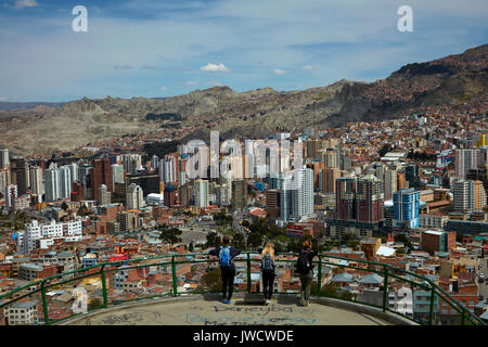 Touristen, die auf der Suche nach Ansicht von Mirador Killi Killi, La Paz, Bolivien, Südamerika (MR) Stockfoto