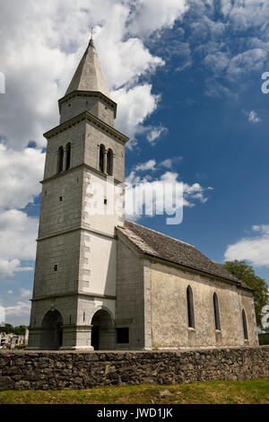 Stein Fliesen Dach der Kirche des Heiligen Kreuzes in Tomaj Pfarrei neben einem Friedhof in Kriz Sezana Slowenien Stockfoto