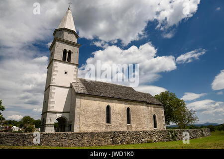 Stein Fliesen Dach der Kirche des Heiligen Kreuzes von tomaj Pfarrei neben einem Friedhof in Kriz Sezana Slowenien Stockfoto