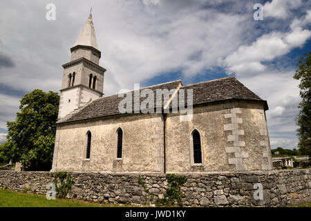 Stein Fliesen Dach der Kirche des Heiligen Kreuzes neben einem Friedhof in Kriz Sezana Slowenien mit Kastanie Stockfoto