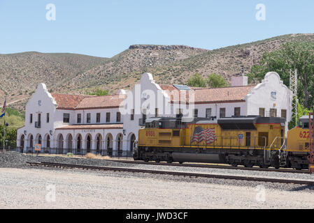 Güterzug nähert sich dem Caliente Railroad Depot in Caliente, Nevada. Stockfoto