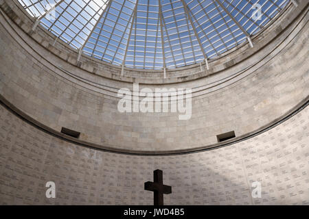 Kreuz unter Oberlicht in zentralen Turm mit Namen der interred am Kriegerdenkmal für die Gefallenen des Zweiten Weltkrieges ich Oslavia Italien Stockfoto