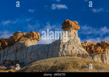 Sculpted Schichten erodiert Rock mit einem deckgestein in der Bisti De-Na-Zin Wilderness / in der Nähe von Farmington, New Mexico, USA Stockfoto