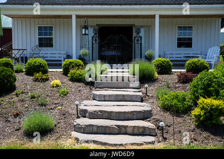 Der Gehweg der ein nettes Bauernhaus in Upstate New York Stockfoto