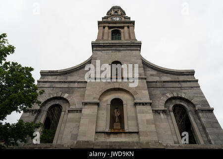 Die historische Kirche, die in einen Park umgewandelt wurde Stockfoto