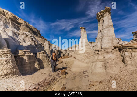 Karen Rentz unter den Hoodoos im dramatischen erosional Landschaft von Bisti De-Na-Zin Wilderness / in der Nähe von Farmington, New Mexico, USA Stockfoto