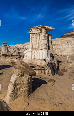 Karen Rentz unter den Hoodoos im dramatischen erosional Landschaft von Bisti De-Na-Zin Wilderness / in der Nähe von Farmington, New Mexico, USA Stockfoto