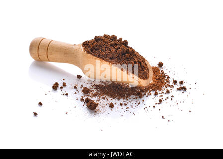 Kaffeepulver in Holz- Schaufel auf weißem Hintergrund Stockfoto