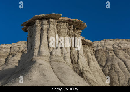 Hoodoos im dramatischen erosional Landschaft von Bisti De-Na-Zin Wilderness / in der Nähe von Farmington, New Mexico, USA Stockfoto