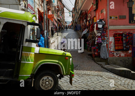 Bus auf den schmalen steilen Straßen von La Paz, Bolivien, Südamerika Stockfoto