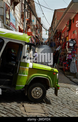 Bus auf den schmalen steilen Straßen von La Paz, Bolivien, Südamerika Stockfoto