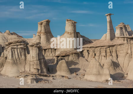 Hoodoos im dramatischen erosional Landschaft von Bisti De-Na-Zin Wilderness / in der Nähe von Farmington, New Mexico, USA Stockfoto