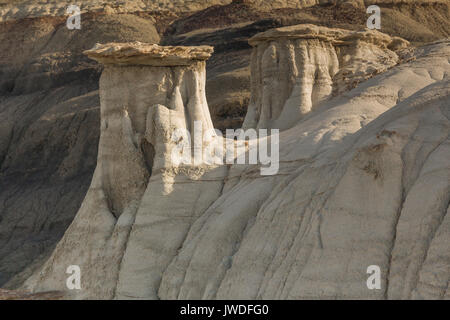 Hoodoos im dramatischen erosional Landschaft von Bisti De-Na-Zin Wilderness / in der Nähe von Farmington, New Mexico, USA Stockfoto