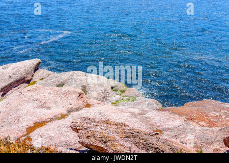 Blick auf den Ozean auf dem Weg in die Insel Bonaventure, Quebec, Kanada von Perce in Gaspesie, Gaspea Bereich mit felsigen Klippen Stockfoto
