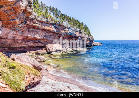 Beach Cove in Insel Bonaventure in Québec, Kanada in Gaspe, Gaspesie Region mit zwei graue Dichtungen Stockfoto