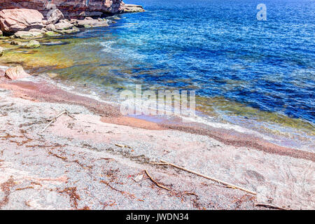 Beach Cove in Insel Bonaventure in Québec, Kanada in Gaspe, Gaspesie Region mit zwei graue Dichtungen Stockfoto