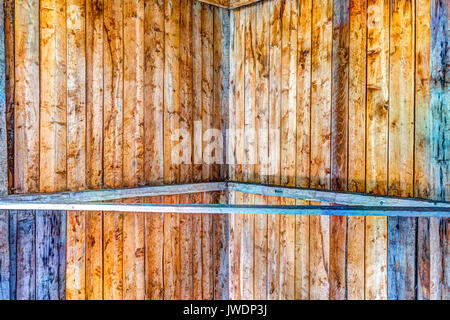 Lebendige farbenfrohen Interieur aus Holz von alten, verlassenen Haus Stockfoto