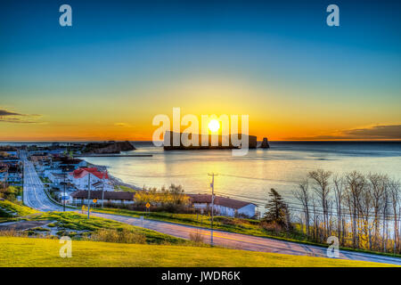 Berühmte Rocher Percé Rock in Gaspe Halbinsel, Quebec, Kanada, Gaspesie Region mit Stadtbild bei Sonnenaufgang und Sun Stockfoto