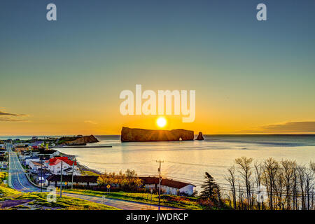 Berühmte Rocher Percé Rock in Gaspe Halbinsel, Quebec, Kanada, Gaspesie Region mit Stadtbild bei Sonnenaufgang und Sun Stockfoto