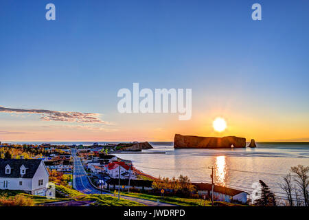 Berühmte Rocher Percé Rock in Gaspe Halbinsel, Quebec, Kanada, Gaspesie Region am Roten Sonnenauf- und Pfad Stockfoto