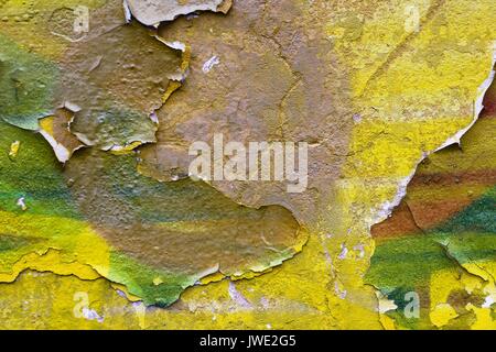 Die Textur der gelbe Farbe auf die Wand, die sich von Zeit zu Zeit geknackt hat und sich ablöst, hat einen schönen Hintergrund geworden und Abstraktion. Stockfoto