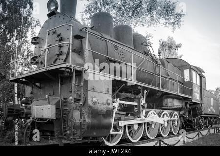 Eine alte Lokomotive steht auf Schienen, in sehr gutem Zustand. Stockfoto