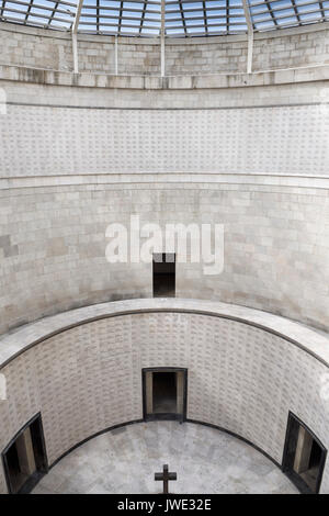 Central Tower mit Dachfenster Kreuz und die Namen der im Zweiten Weltkrieg beigesetzt ich Gedenkstätte Oslavia Italien Stockfoto