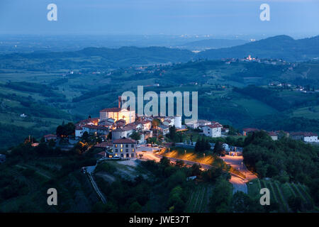 Mittelalterliche Dorf Smartno Brda Slowenien in der Dämmerung in der görzer Hügel mit St. Martin Kirche, Medana Dorf und italienische Stadt Lichter in der Stockfoto